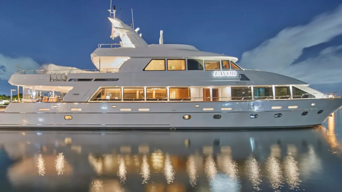 VIP Private Luxury Yacht Cruise with Palm Jumeirah & Atlantis Skyline Views